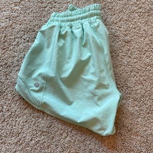 Lululemon icing blue hotty hots low rise 4 inch size 2
